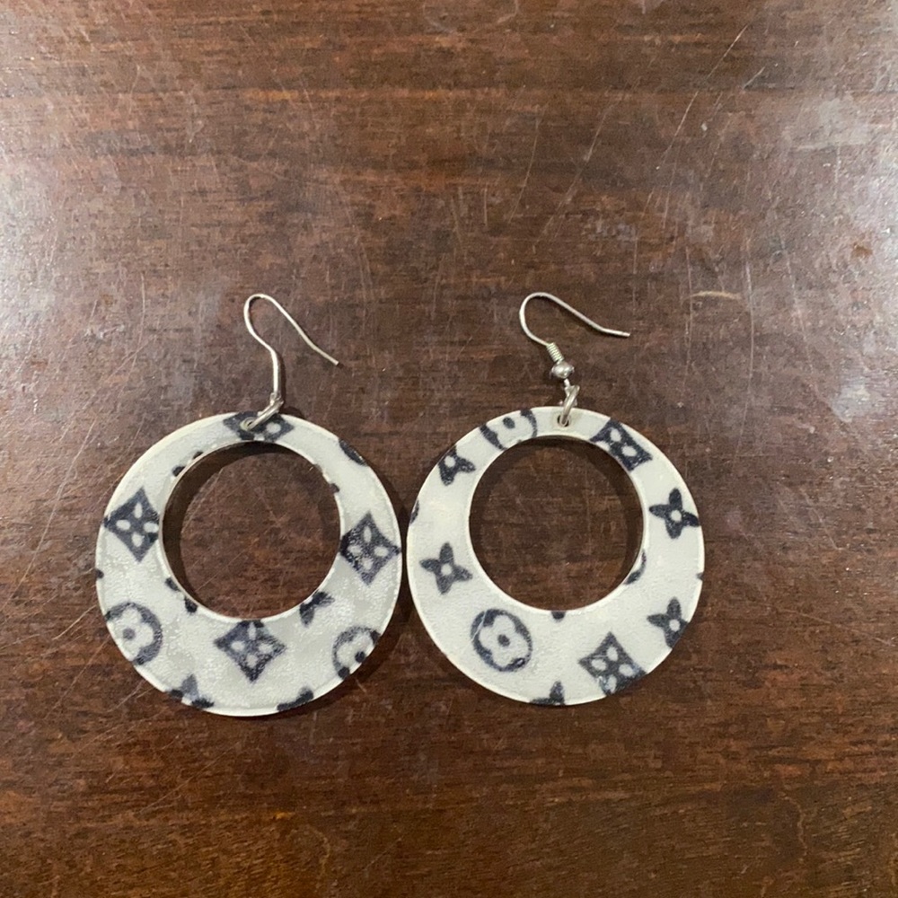 ⚜️🖤 Frosted Hoop Dangle Earrings 🖤⚜️